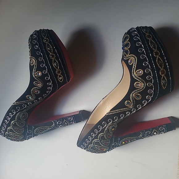 Christian Louboutin - Picture 7 of 8